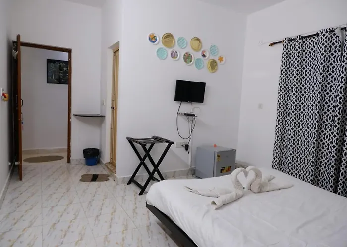 Flora Villa Guest House Candolim Beach