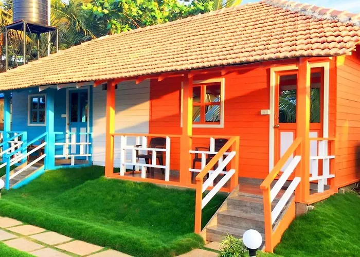 Morjim Beach hotels